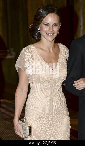 STOCKHOLM 2014-12-11 le prince suédois Carl Philip fiancÃƒÂ©e Sofia Hellqvist arrive au Palais Royal de Stockholm, en Suède, jeudi pour le dîner offert par le roi pour les lauréats du prix Nobel 2014. Photo: Fredrik Sandberg / TT / Kod 10080 Banque D'Images
