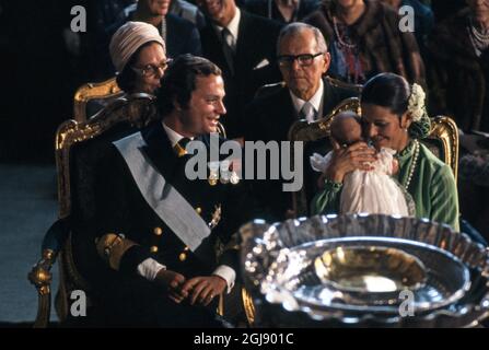 STOCKHOLM 1977-09-27. * pour vos dossiers* de gauche Alice Sommerlath, le roi Carl Gustaf, Walter Sommerlath et la reine Silvia lors de la cérémonie de baptême de la princesse Victoria (plus tard princesse de la Couronne) dans la chapelle du Palais Royal à Stockholm., Suède, 27 septembre 1977. Foto: SVT Bild / Kod: 5600 Banque D'Images