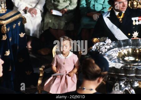 STOCKHOLM 1979-08-31. * pour vos dossiers* la princesse Victoria (plus tard la princesse de la Couronne) et le roi Carl Gustaf lors de la cérémonie de baptême du prince Carl Philip dans la chapelle du palais royal de Stockholm, Suède, le 31 août 1979. Foto: SVT Bild / Kod: 5600 Banque D'Images