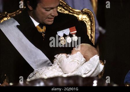 STOCKHOLM 1982-08-31 * pour vos dossiers* le roi Carl Gustaf tient la princesse Madeleine lors de sa cérémonie de baptême dans la chapelle du palais royal de Stockholm, Suède, 31 août 1982 Foto: SVT Bild / Kod: 5600 Banque D'Images