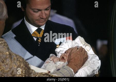 STOCKHOLM 1982-08-31 * pour vos dossiers* le roi Carl Gustaf tient la princesse Madeleine lors de sa cérémonie de baptême dans la chapelle du palais royal de Stockholm, Suède, 31 août 1982 Foto: SVT Bild / Kod: 5600 Banque D'Images