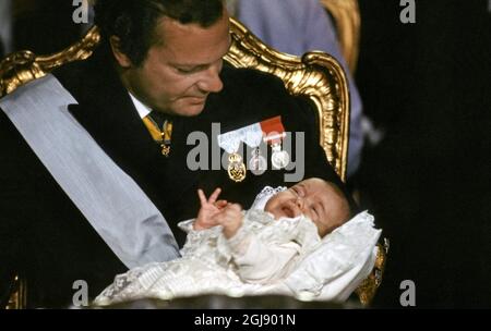 STOCKHOLM 1982-08-31 * pour vos dossiers* le roi Carl Gustaf tient la princesse Madeleine lors de sa cérémonie de baptême dans la chapelle du palais royal de Stockholm, Suède, 31 août 1982 Foto: SVT Bild / Kod: 5600 Banque D'Images