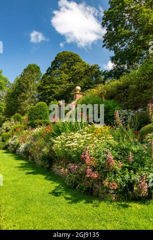 Les frontières herbacées colorées dans le jardin de la fontaine italienne à Mapperton House, Dorset, Angleterre, Royaume-Uni Banque D'Images
