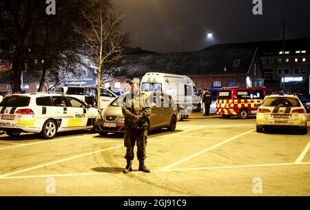 COPENHAGUE 2015-02-14 des policiers armés sécurisent la zone où des coups de feu auraient été tirés lors d'une réunion de discussion sur l'art, le blasphème et la liberté d'expression à Copenhague, Danemark, 14 février 2015. Plusieurs personnes sont blessées alors que des coups de feu ont été tirés dans un café lors d'une réunion organisée par l'artiste suédois Lars Vilks. Viks a fait face à de nombreuses menaces pour la publication de dessins représentant le prophète Mahomet en 2007. Photo: Drago Prvulovic / TT / Kod 70040 Banque D'Images