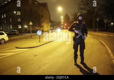 COPENHAGUE 2015-02-14 des policiers armés sécurisent la zone où des coups de feu auraient été tirés lors d'une réunion de discussion sur l'art, le blasphème et la liberté d'expression à Copenhague, Danemark, 14 février 2015. Plusieurs personnes sont blessées alors que des coups de feu ont été tirés dans un café lors d'une réunion organisée par l'artiste suédois Lars Vilks. Viks a fait face à de nombreuses menaces pour la publication de dessins représentant le prophète Mahomet en 2007. Photo: Drago Prvulovic / TT / Kod 70040 Banque D'Images