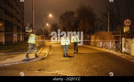 COPENHAGUE 2015-02-14 des policiers armés sécurisent la zone où des coups de feu auraient été tirés lors d'une réunion de discussion sur l'art, le blasphème et la liberté d'expression à Copenhague, Danemark, 14 février 2015. Plusieurs personnes sont blessées alors que des coups de feu ont été tirés dans un café lors d'une réunion organisée par l'artiste suédois Lars Vilks. Viks a fait face à de nombreuses menaces pour la publication de dessins représentant le prophète Mahomet en 2007. Photo: Drago Prvulovic / TT / Kod 70040 Banque D'Images