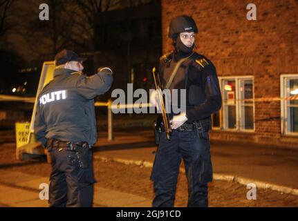 COPENHAGUE 2015-02-14 des policiers armés sécurisent la zone où des coups de feu auraient été tirés lors d'une réunion de discussion sur l'art, le blasphème et la liberté d'expression à Copenhague, Danemark, 14 février 2015. Plusieurs personnes sont blessées alors que des coups de feu ont été tirés dans un café lors d'une réunion organisée par l'artiste suédois Lars Vilks. Viks a fait face à de nombreuses menaces pour la publication de dessins représentant le prophète Mahomet en 2007. Photo: Drago Prvulovic / TT / Kod 70040 Banque D'Images