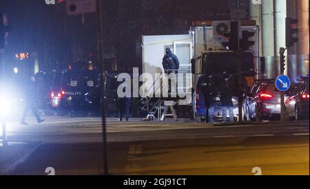 KÃƒÂ–PENHAMN 2015-02-15 police sur les lieux où un terroriste présumé a été tué par balle à l'extérieur de la gare de Norrebro, dans le centre de Copenhague, au Danemark, tôt le dimanche matin le 15 février 2015. L'homme tué est soupçonné des attaques contre la synagogue principale et d'un débat sur l'islam et la liberté d'expression avec le caricaturiste suédois Lars Vilks. Photo: OLA Torkelsson / TT / Kod 75777 ** SUÈDE OUT ** Banque D'Images