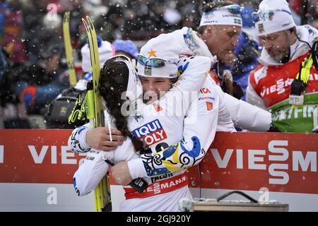 La gagnante Charlotte Kalla (L) de Suède épouse la directrice suédoise de la cire de ski Urban Nilsson après les dames de 10 km (F) de fond aux Championnats du monde de ski nordique 2015 de FIS à Falun, en Suède, le 24 février 2015. Photo: Anders Wiklund / TT ** SUÈDE SORTIE ** Banque D'Images