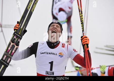 Le Bernhard Gruber d'Autriche réagit après avoir remporté la course individuelle de 10 km pendant le Nordic Combined Gundersen LH HS134/10,0 (K) aux Championnats du monde de ski nordique 2015 de FIS à Falun, en Suède, le 26 février 2015. Photo: Anders Wiklund / TT ** SUÈDE SORTIE ** Banque D'Images