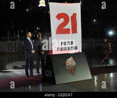 ORNSKOLDSVIK 2015-02-26 Peter Foppa Forsberg (L) montre quand son équipe de Modo numéro 21 est élevée au plafond avant le match de la Ligue suédoise de hockey MODO Hockey vs Frolunda à l'arène de hockey sur glace du Fjallaven Centre à Ornskoldsvik, Suède, le 26 février 2015. Photo: Hakan Nordstrom / TT / Code 10910 Banque D'Images