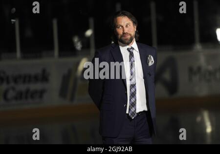 ORNSKOLDSVIK 2015-02-26 Peter Foppa Forsberg montre quand son équipe de Modo numéro 21 est élevée au plafond avant le match de la Ligue suédoise de hockey MODO Hockey vs Frolunda à l'arène de hockey sur glace du Fjallraven Centre à Ornskoldsvik, Suède, le 26 février 2015. Photo: Hakan Nordstrom / TT / Code 10910 Banque D'Images