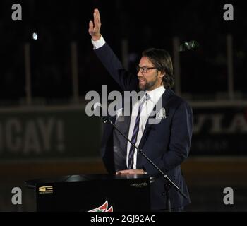 ORNSKOLDSVIK 2015-02-26 Peter Foppa Forsberg montre quand son équipe de Modo numéro 21 est élevée au plafond avant le match de la Ligue suédoise de hockey MODO Hockey vs Frolunda à l'arène de hockey sur glace du Fjallraven Centre à Ornskoldsvik, Suède, le 26 février 2015. Photo: Hakan Nordstrom / TT / Code 10910 Banque D'Images