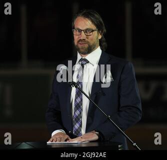 ORNSKOLDSVIK 2015-02-26 Peter Foppa Forsberg montre quand son équipe de Modo numéro 21 est élevée au plafond avant le match de la Ligue suédoise de hockey MODO Hockey vs Frolunda à l'arène de hockey sur glace du Fjallraven Centre à Ornskoldsvik, Suède, le 26 février 2015. Photo: Hakan Nordstrom / TT / Code 10910 Banque D'Images