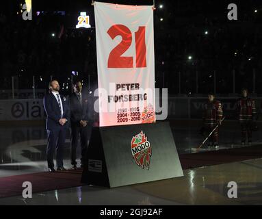 ORNSKOLDSVIK 2015-02-26 Peter Foppa Forsberg (L) montre quand son équipe de Modo numéro 21 est élevée au plafond avant le match de la Ligue suédoise de hockey MODO Hockey vs Frolunda à l'arène de hockey sur glace du Fjallaven Centre à Ornskoldsvik, Suède, le 26 février 2015. Photo: Hakan Nordstrom / TT / Code 10910 Banque D'Images