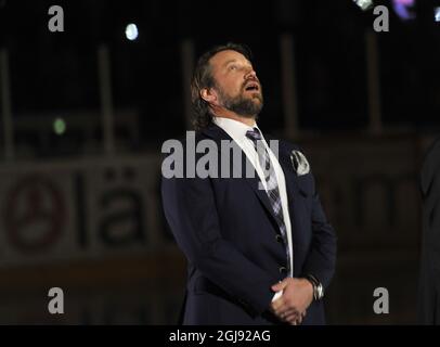 ORNSKOLDSVIK 2015-02-26 Peter Foppa Forsberg montre quand son équipe de Modo numéro 21 est élevée au plafond avant le match de la Ligue suédoise de hockey MODO Hockey vs Frolunda à l'arène de hockey sur glace du Fjallraven Centre à Ornskoldsvik, Suède, le 26 février 2015. Photo: Hakan Nordstrom / TT / Code 10910 Banque D'Images