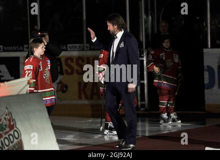 ORNSKOLDSVIK 2015-02-26 Peter Foppa Forsberg montre quand son équipe de Modo numéro 21 est élevée au plafond avant le match de la Ligue suédoise de hockey MODO Hockey vs Frolunda à l'arène de hockey sur glace du Fjallraven Centre à Ornskoldsvik, Suède, le 26 février 2015. Photo: Hakan Nordstrom / TT / Code 10910 Banque D'Images