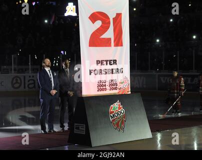 ORNSKOLDSVIK 2015-02-26 Peter Foppa Forsberg (L) montre quand son équipe de Modo numéro 21 est élevée au plafond avant le match de la Ligue suédoise de hockey MODO Hockey vs Frolunda à l'arène de hockey sur glace du Fjallaven Centre à Ornskoldsvik, Suède, le 26 février 2015. Photo: Hakan Nordstrom / TT / Code 10910 Banque D'Images