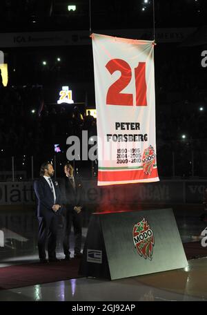 ORNSKOLDSVIK 2015-02-26 Peter Foppa Forsberg (L) montre quand son équipe de Modo numéro 21 est élevée au plafond avant le match de la Ligue suédoise de hockey MODO Hockey vs Frolunda à l'arène de hockey sur glace du Fjallaven Centre à Ornskoldsvik, Suède, le 26 février 2015. Photo: Hakan Nordstrom / TT / Code 10910 Banque D'Images