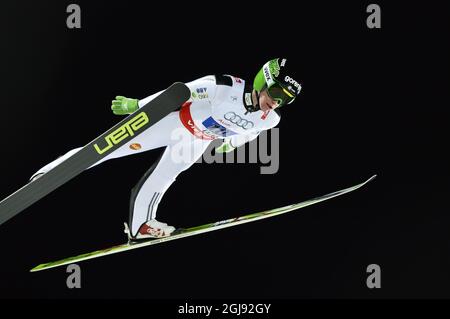 Peter Prevc, de Slovénie, s'éconduit dans les airs lors de la finale de saut à ski de la grande équipe de ski de la FIS aux Championnats du monde de ski nordique à Falun, en Suède, le 28 février 2015. Photo: Anders Wiklund / TT / code 10040 Banque D'Images
