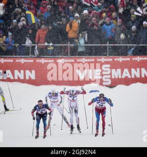 Petter Norrug (4) de Noway traverse la ligne d'arrivée avant Lukas Bauer (29), de la République tchèque, Johan Olsson de Suède et Maxim Vylegzhanin de Russie (6) pendant la course de masse classique de départ de 50 km de ski de fond masculin aux Championnats du monde de ski nordique FIS à Falun, en Suède, le 1er mars 2015. Photo: Anders Wiklund / TT / code 10040 Banque D'Images