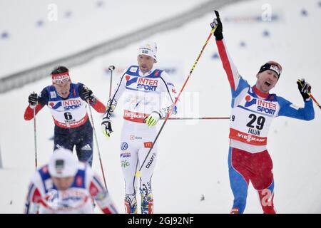 Petter Northug (4, devant) de Noway traverse la ligne d'arrivée avant Lukas Bauer (29), de la République tchèque, Johan Olsson (au centre) de Suède et Maxim Vylegzhanin (6) de Russie lors de la course classique de départ de masse de 50 km aux Championnats du monde de ski nordique FIS à Falun, en Suède, le 1er mars 2015. Photo: Anders Wiklund / TT / code 10040 Banque D'Images