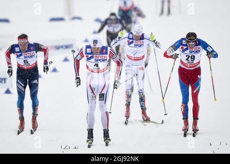 Petter Norrug (4) de Noway traverse la ligne d'arrivée avant Lukas Bauer (29), de la République tchèque, Johan Olsson de Suède et Maxim Vylegzhanin de Russie (6) pendant la course de masse classique de départ de 50 km de ski de fond masculin aux Championnats du monde de ski nordique FIS à Falun, en Suède, le 1er mars 2015. Photo: Anders Wiklund / TT / code 10040 Banque D'Images