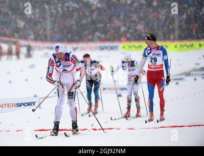 Petter Norrug (4) de Noway traverse la ligne d'arrivée avant Lukas Bauer (29), de la République tchèque, Johan Olsson de Suède et Maxim Vylegzhanin de Russie (6) pendant la course de masse classique de départ de 50 km de ski de fond masculin aux Championnats du monde de ski nordique FIS à Falun, en Suède, le 1er mars 2015. Photo: Fredrik Sandberg / TT / code 10080 Banque D'Images