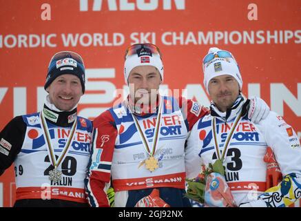(G-D) deuxième place Lukas Bauer de la République tchèque, vainqueur Petter Norrug de la Norvège et troisième place Johan Olsson de la Suède célèbrent sur le podium lors de la cérémonie de remise des médailles après la course de masse de 50 km de ski de fond des hommes aux Championnats du monde de ski nordique FIS à Falun, en Suède, Le 1er mars 2015. Photo: Fredrik Sandberg / TT / code 10080 Banque D'Images