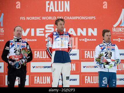 (G-D) deuxième place Lukas Bauer de la République tchèque, vainqueur Petter Norrug de la Norvège et troisième place Johan Olsson de la Suède célèbrent sur le podium lors de la cérémonie de remise des médailles après la course de masse de 50 km de ski de fond des hommes aux Championnats du monde de ski nordique FIS à Falun, en Suède, Le 1er mars 2015. Photo: Fredrik Sandberg / TT / code 10080 Banque D'Images