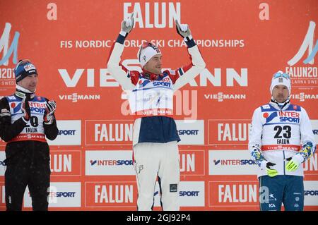 (G-D) deuxième place Lukas Bauer de la République tchèque, vainqueur Petter Norrug de la Norvège et troisième place Johan Olsson de la Suède célèbrent sur le podium lors de la cérémonie de remise des médailles après la course de masse de 50 km de ski de fond des hommes aux Championnats du monde de ski nordique FIS à Falun, en Suède, Le 1er mars 2015. Photo: Fredrik Sandberg / TT / code 10080 Banque D'Images