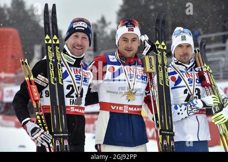 (G-D) deuxième place Lukas Bauer de la République tchèque, vainqueur Petter Norrug de la Norvège et troisième place Johan Olsson de la Suède posent avec leurs médailles après le cross-country hommes 50kms de masse de départ classique aux Championnats du monde de ski nordique FIS à Falun, Suède, le 1er mars 2015. Photo: Anders Wiklund / TT / code 10040 Banque D'Images