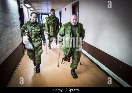 STOCKHOLM 20150316 Mark Morris est un acteur de la société mandataire « Amputees in action ». Il a été transporté par avion pour un exercice de l'OTAN dans le nord de la Norvège. - J'ai servi dans les Malouines mais ce n'était pas là où j'ai perdu la jambe, c'était dans un accident de travail. J'ai eu un conteneur sur moi. La jambe a dû être amputée, mais maintenant je suis ici travailler donc ce n'était pas seulement mauvais, dit-il au journal suédois Dagens Nyheter. Les quatre dernières années ont été incluses dans les écuries de la société d'agents «Amputees in ActionÂ» au Royaume-Uni. Les acteurs sont embauchés pour obtenir une touche réaliste pendant les exercices militaires. Foto : Magnus Hallgren Banque D'Images