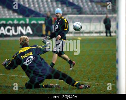 Fredrik Ljungberg et Magnus Hedman (gardien de but) pendant l'entraînement au stade de France à Paris, France. La Suède rencontrera la France dans un match amical. Banque D'Images