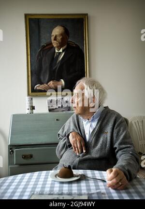 STOCKHOLM 20110329 : Un fichier photo du poète suédois et lauréat du prix Nobel de littérature Tomas Transtromer décédé à l'âge de 83 ans. *** Tomas Transtromer écrivain et poète suédois qui aura 80 ans le 15 avril. Ici, il est photographié dans sa maison à Stokholm. Photo: DaN Hansson / SVD / SCANPIX / Kod: 30062 Banque D'Images