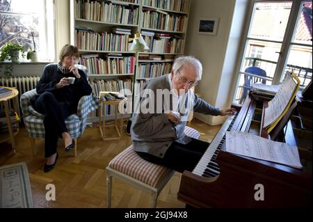 STOCKHOLM 20110331 Un fichier photo du poète suédois et lauréat du prix Nobel de littérature Tomas Transtromer qui est décédé à l'âge de 83 ans. *** Tomas Transtromer écrivain et poète suédois qui aura 80 ans le 15 avril. Transtromer a subi un accident vasculaire cérébral en 1990 qui affecte son discours, sa femme Monica Transtromer l'aide à communiquer. Il continue d'écrire et est un pianiste talanté. Photo Jessica Gow / SCANPIX / code 10070 Banque D'Images