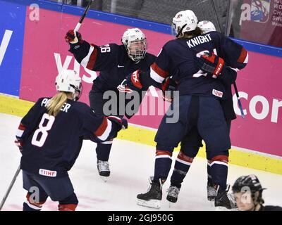 US Hilary Knight (21), à droite, célèbre le but de 4-2 avec ses coéquipiers Kendall Coyne (26) et Emily Pfalzer (8) lors du championnat du monde féminin de hockey sur glace de l'IIHF 2015, Un match entre les États-Unis et le Canada à Malmo Isstadion, dans le sud de la Suède, le 28 mars 2015. Photo: Claudio Bresciani / TT / code 10090 Banque D'Images