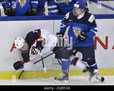 Eve Savander (2) de Finlande, à droite, s'attaque à US Hilary Knight (21) et reçoit une pénalité de deux minutes lors du championnat du monde de hockey sur glace 2015 de l'IIHF, un match entre les États-Unis et la Finlande à Malmo Isstadion à Malmo, dans le sud de la Suède, le 29 mars 2015. Photo: Claudio Bresciani / TT / code 10090 Banque D'Images