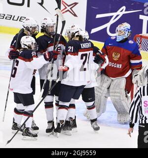 Les joueurs AMÉRICAINS fêtent après que Hilary Knight (21) ait marqué le but de 0-2 alors que Maria Sorokina (33, à droite), gardienne de la Russie, regarde pendant le championnat du monde féminin de hockey sur glace 2015 De l'IIHF, Un match entre la Russie et les États-Unis à Malmo Isstadion, dans le sud de la Suède, le 31 mars 2015. Photo: Claudio Bresciani / TT / code 10090 Banque D'Images