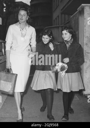 Actrice Ingrid Bergman avec ses enfants d'arbre f Ingrid Bergman avec ses enfants , Roberto, Ingrid och Isabella Foto SVT Code 5600 Banque D'Images