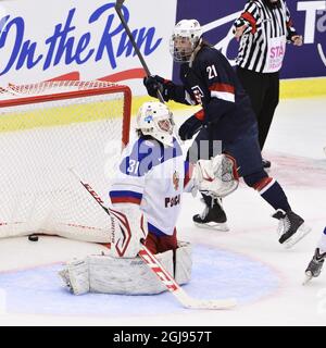 L'AMÉRICAIN Hilary Knight (21), à droite, réagit après le but 3-1 de Monique Lamoureux (pas sur la photo) derrière le gardien de but russe Yulia Leskina (31) lors du match semi-inal du Championnat du monde des femmes de hockey sur glace 2015 de l'IIHF entre les États-Unis et la Russie à Malmo Isstadion, dans le sud de la Suède, le 3 avril 2015. Photo: Claudio Bresciani / TT / code 10090 Banque D'Images