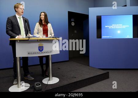 STOCKHOLM 20150504 le ministre suédois de l’éducation Gustav Fridolin, Et la ministre de l'enseignement secondaire supérieur et de l'éducation et de la formation des adultes, Aida Hadzialic commente l'Organisation de coopération et de développement économiques (OCDE) a publié un examen du système scolaire suédois lors d'une conférence de presse tenue au siège du gouvernement à Rosenbad, à Stockholm, le 4 mai 2015. Photo: Janerik Henriksson / TT Kod 10010 Banque D'Images