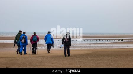 Aberlady Bay, East Lothian, Écosse, Royaume-Uni, 9 septembre 2021. Quinzaine archéologique : un certain nombre d'événements de plein air ont lieu dans la quinzaine archéologique annuelle organisée par le Conseil de Lothian est. Le Dr Michael Thomson de Gullane et de la société d'histoire de Dirleton conduit un groupe de marcheurs à la squelette des restes de ce qui est pensé à e un transport du 19e siècle ketch de voile submergé dans le sable qui est seulement accessible à marée basse Banque D'Images