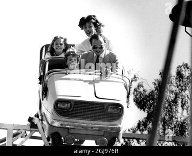 ARKIV STOCKHOLM 1986-06-14 Prince Carl Philip, Princesse Victoria et Roi Carl Gustaf en montagnes russes au parc d'attractions Grona Lund à Stockholm, Suède, 14 juin 1986 Foto: Bertil Ericson / TT / Kod: 1002 Banque D'Images