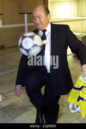 (FICHIERS) -- Une photo de fichier prise le 24 mars 2001 montre que le président de la FIFA, Sepp Blatter, jongle avec un football après avoir signé un accord sur le système international de transfert de football en marge du sommet de l'Union européenne à Stockholm. Sepp Blatter le 2 juin 2015 a démissionné de son poste de président de la FIFA, alors qu'un scandale de corruption croissant a englouti l'organe directeur du football mondial. Le responsable suisse de 79 ans, président de la FIFA pour 17 ans et réélu le 29 mai seulement, a déclaré qu'un congrès spécial serait appelé à élire un successeur. PHOTO/ SCANPIX SUÈDE / HENRIK MONTGOMERY Banque D'Images