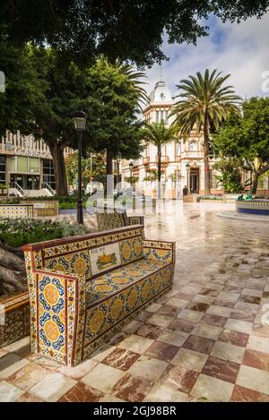 L'Espagne, Iles Canaries, Tenerife, l'île Santa Cruz de Tenerife, Plaza 25 de Julio, au début du xxe siècle avec des bancs de parc couverte dans la publicité d'antiquités Banque D'Images