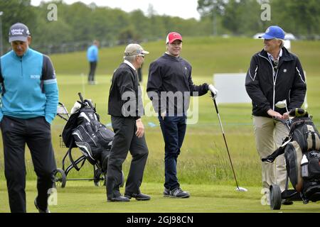 Le Prince Daniel (C) de Suède joue avec le golfeur suédois Henrik Stenson (L) lors du tournoi officiel Pro-Am du Nordea Masters devant le tournoi national européen de la PGA Suède de Nordea Masters à Bara en dehors de Malmo, dans le sud de la Suède, le 03 juin 2015. Poto: Anders Wiklund / TT / code 10040 Banque D'Images