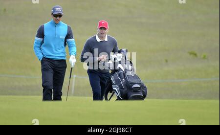 Le Prince Daniel (R) de Suède joue avec le golfeur suédois Henrik Stenson pendant le tournoi officiel Pro-Am des Nordea Masters devant le tournoi national européen de la PGA Suède de Nordea Masters à Bara en dehors de Malmo, dans le sud de la Suède, le 03 juin 2015. Poto: Anders Wiklund / TT / code 10040 Banque D'Images