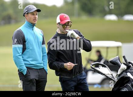 Le Prince Daniel (R) de Suède joue avec le golfeur suédois Henrik Stenson pendant le tournoi officiel Pro-Am des Nordea Masters devant le tournoi national européen de la PGA Suède de Nordea Masters à Bara en dehors de Malmo, dans le sud de la Suède, le 03 juin 2015. Poto: Anders Wiklund / TT / code 10040 Banque D'Images