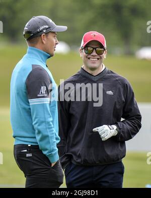 Le Prince Daniel (R) de Suède joue avec le golfeur suédois Henrik Stenson pendant le tournoi officiel Pro-Am des Nordea Masters devant le tournoi national européen de la PGA Suède de Nordea Masters à Bara en dehors de Malmo, dans le sud de la Suède, le 03 juin 2015. Poto: Anders Wiklund / TT / code 10040 Banque D'Images